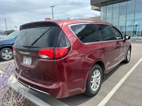 Used 2020 Chrysler Pacifica Touring-L FWD image 3