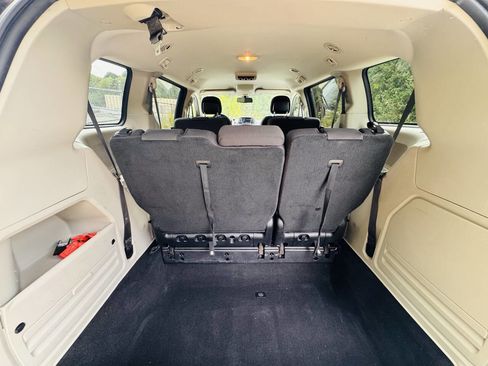 Used 2019 Dodge Grand Caravan SE w/ UConnect Hands-Free Group image 9