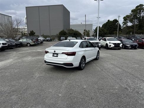 Used 2024 Volkswagen Jetta SE w/ Panoramic Sunroof Package image 5