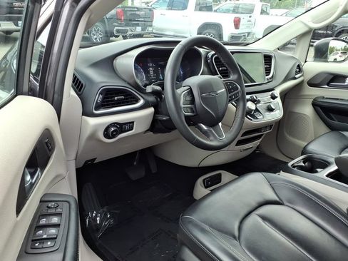Used 2023 Chrysler Pacifica Touring-L FWD image 6