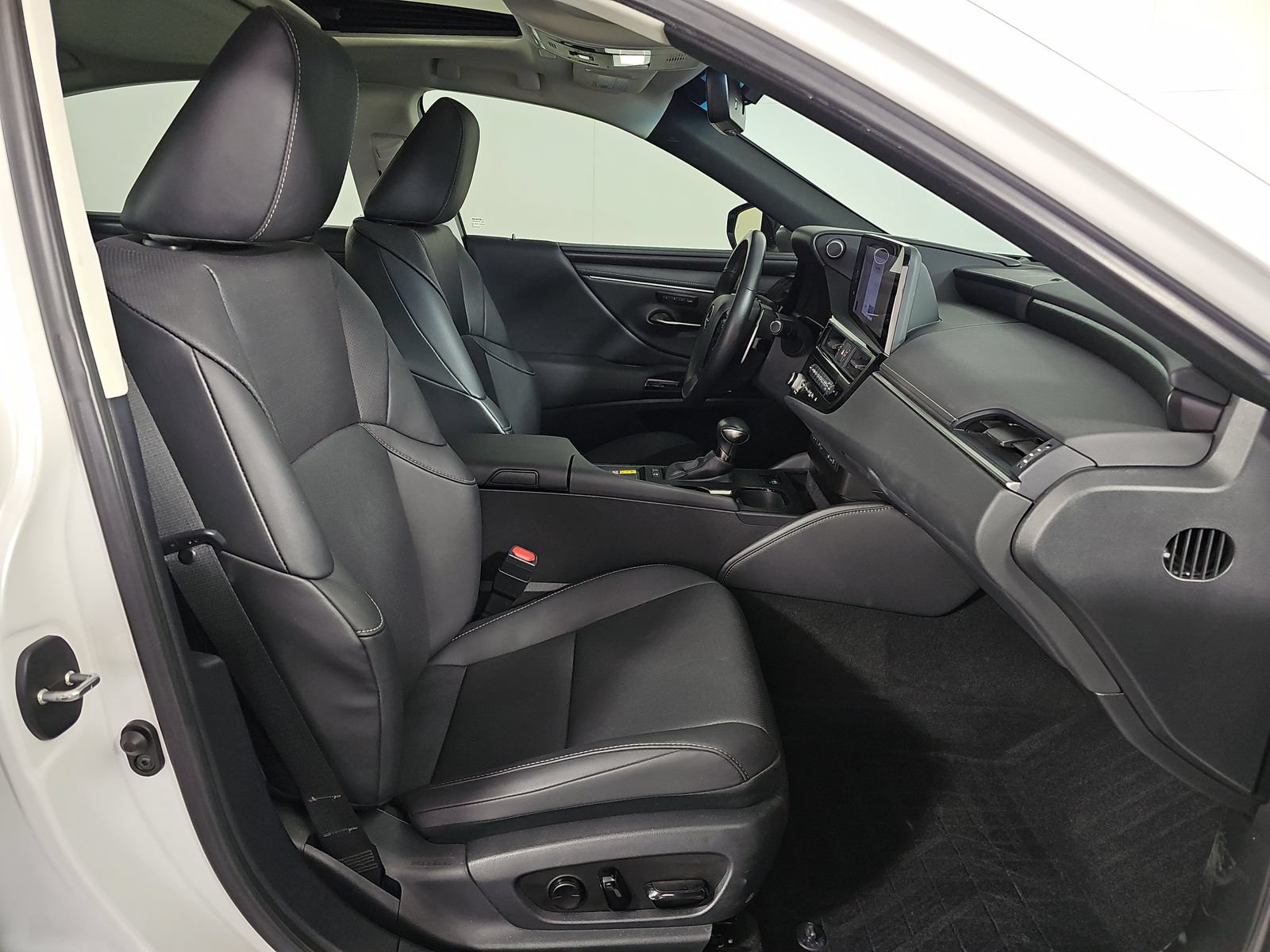 Used 2024 Lexus ES 300h w/ Premium Package FWD image 23