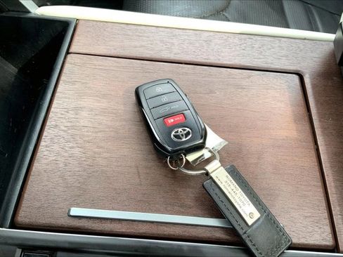 Used 2024 Toyota Sequoia Capstone AWD/4WD image 11