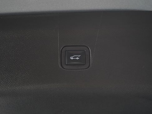 Used 2023 Buick Enclave Essence image 18