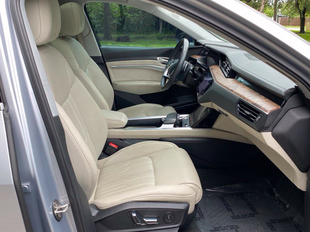 Used 2019 Audi e-tron Prestige w/ Prestige Package AWD/4WD image 17
