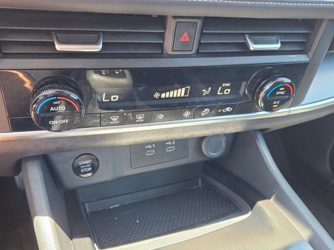 Used 2025 Nissan Rogue SV FWD image 21