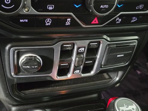 Used 2018 Jeep Wrangler Unlimited Sport S AWD/4WD image 34
