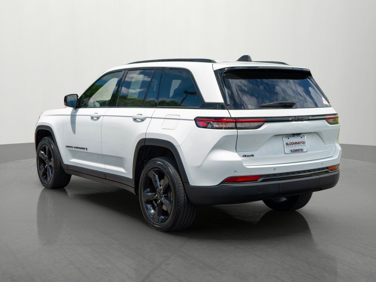 Used 2023 Jeep Grand Cherokee Altitude AWD/4WD image 5