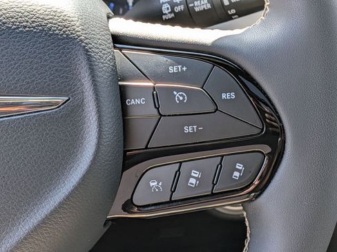 Used 2025 Chrysler Pacifica Limited image 19