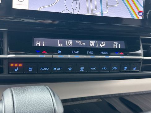 Used 2023 Toyota Sienna Platinum image 28