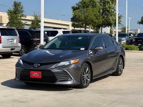Used 2021 Toyota Camry XLE FWD image 7