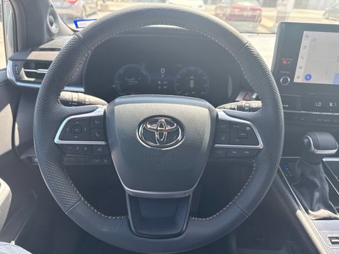 Used 2025 Toyota Sienna XLE Woodland Edition AWD/4WD image 14