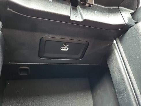 Used 2025 Mercedes-Benz E 350 4MATIC Sedan image 39