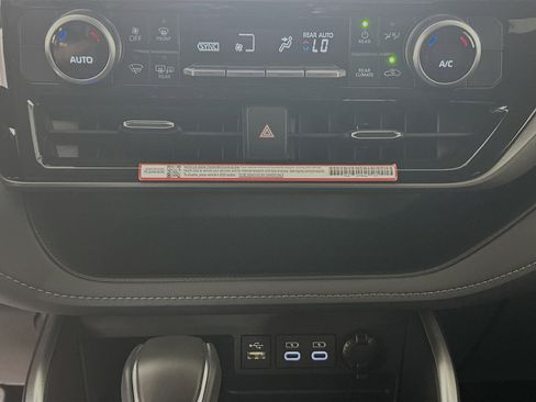 Used 2025 Toyota Highlander LE FWD image 23