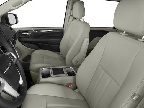 Used 2016 Chrysler Town & Country Touring FWD image 12