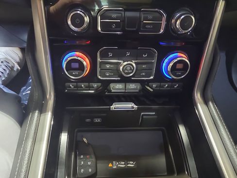 Used 2024 GMC Yukon XL Denali image 18