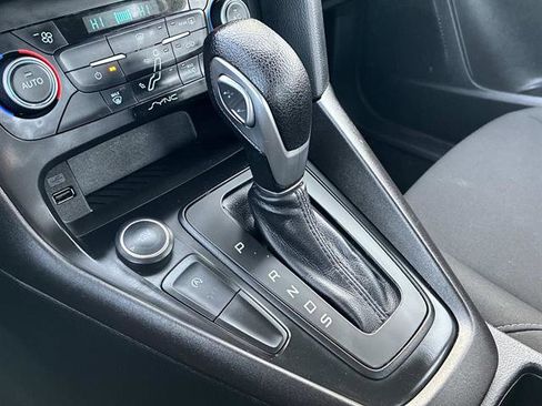 Certified 2018 Ford Focus SE w/ SE Appearance Package image 25