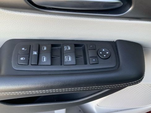 Used 2022 Chrysler Pacifica Touring-L image 23