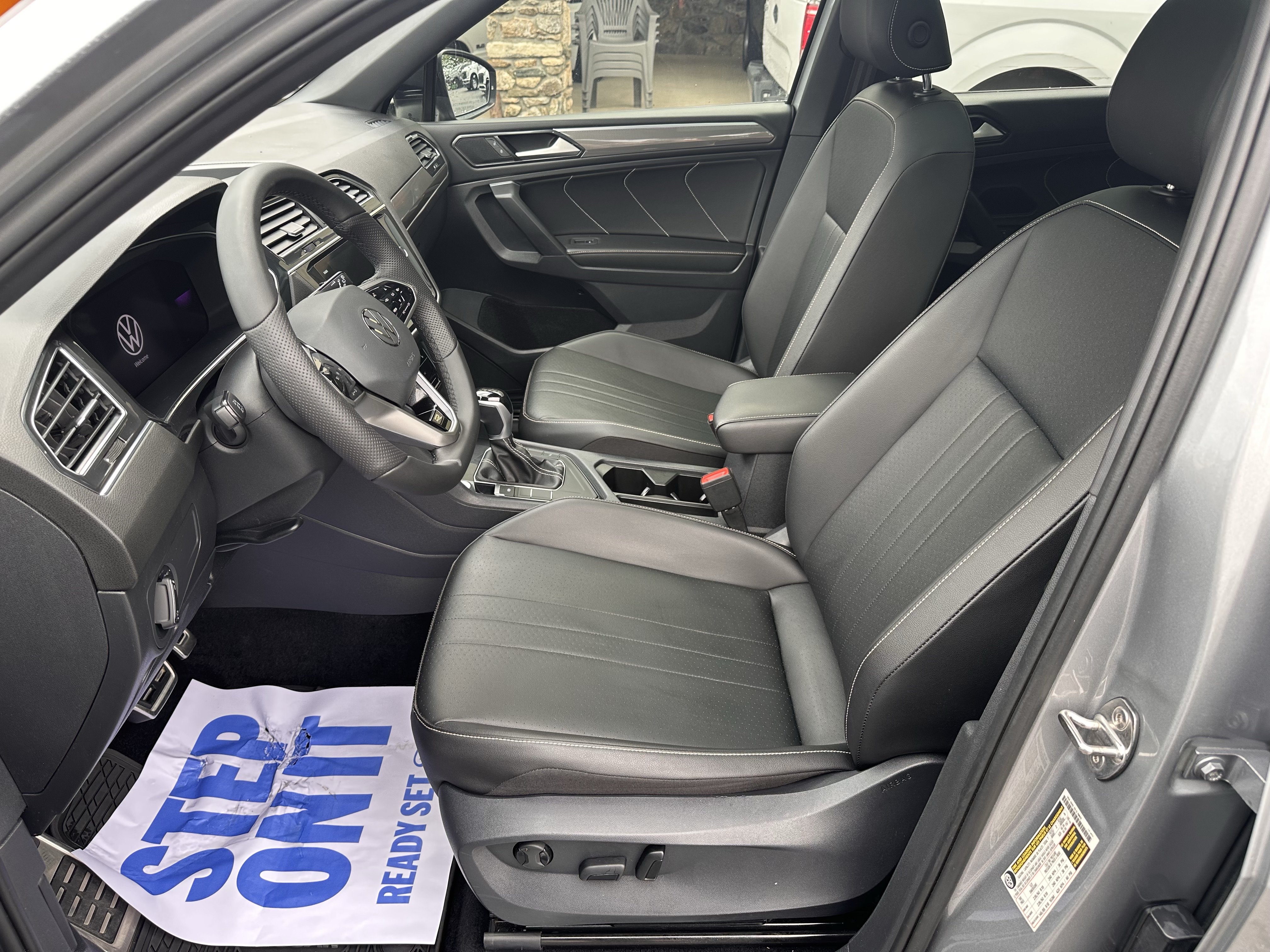 Used 2022 Volkswagen Tiguan SE R-Line FWD image 10