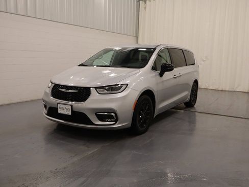 Certified 2024 Chrysler Pacifica Touring-L FWD image 6