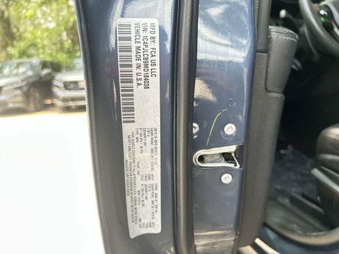 Used 2021 Jeep Cherokee Latitude FWD image 2