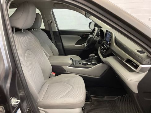 Used 2022 Toyota Highlander LE AWD/4WD image 25