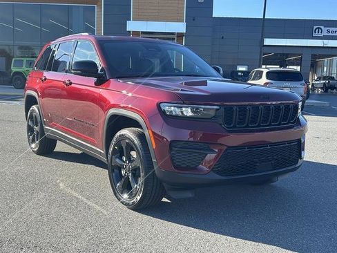 New 2025 Jeep Grand Cherokee Altitude image 4