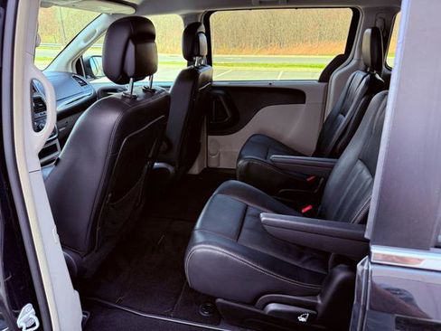 Used 2015 Chrysler Town & Country Touring image 15
