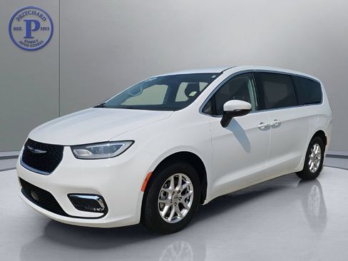 Used 2023 Chrysler Pacifica Touring-L FWD image 3