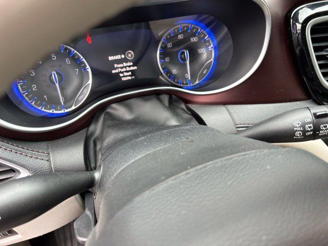 Used 2017 Chrysler Pacifica Limited FWD image 29