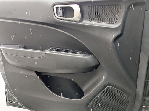 Used 2025 Hyundai Venue SEL image 13