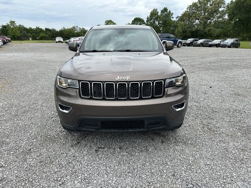 Used 2020 Jeep Grand Cherokee Laredo image 2