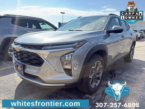 Used 2025 Chevrolet Trax LT FWD image 1