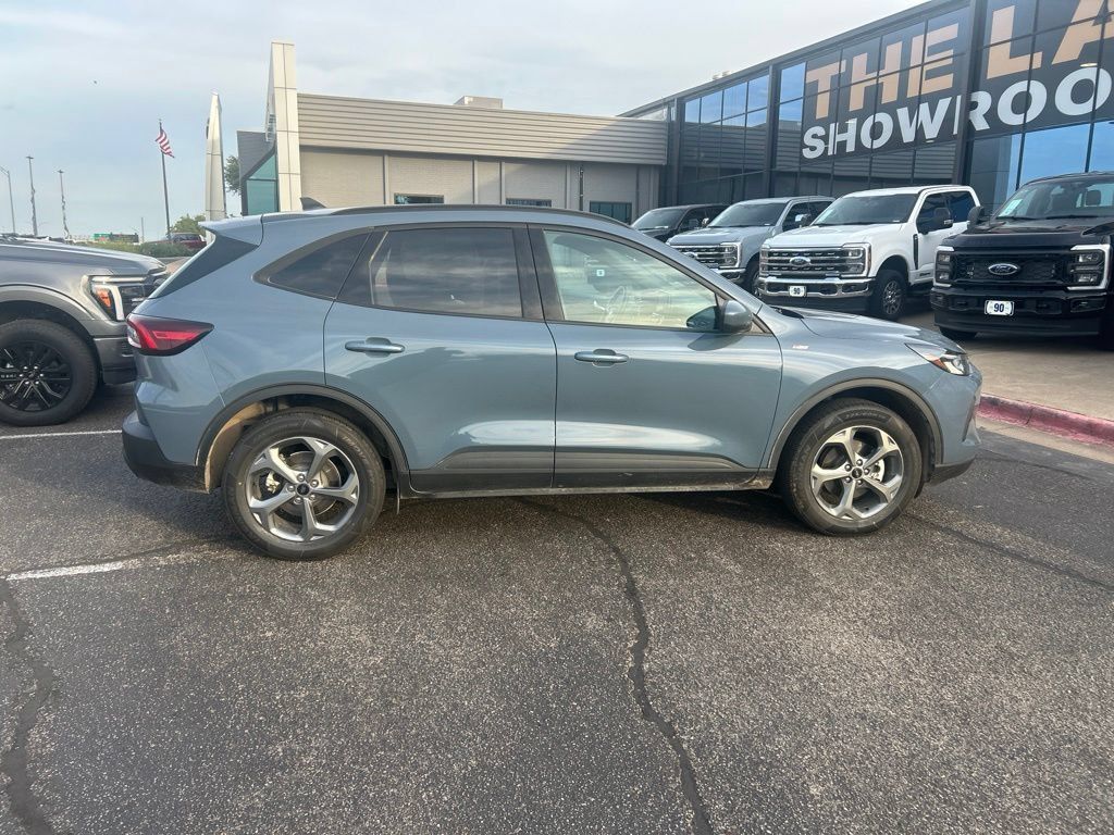 Used 2025 Ford Escape ST-Line Select AWD/4WD image 4