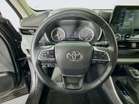 Used 2022 Toyota Highlander XLE image 11