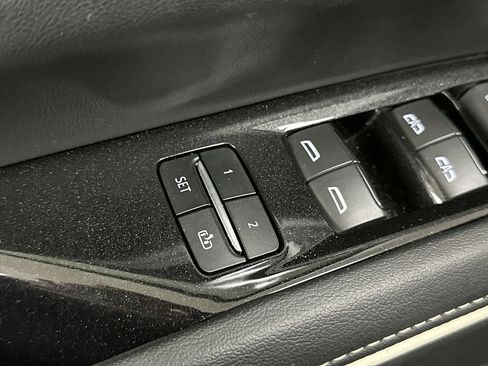 Used 2022 Cadillac Escalade Premium Luxury AWD/4WD image 12