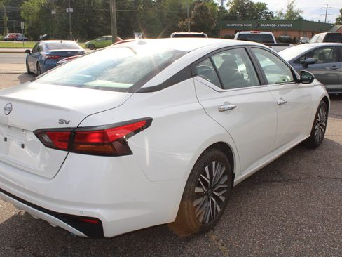 Used 2024 Nissan Altima 2.5 SV FWD image 6