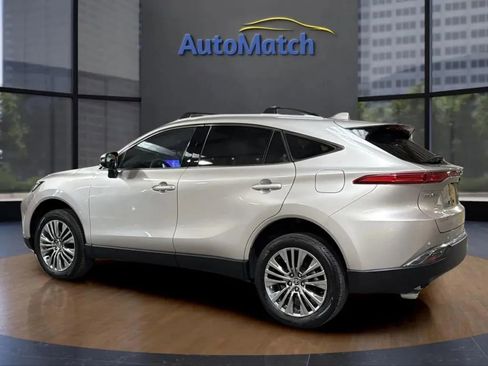 Used 2024 Toyota Venza XLE image 6