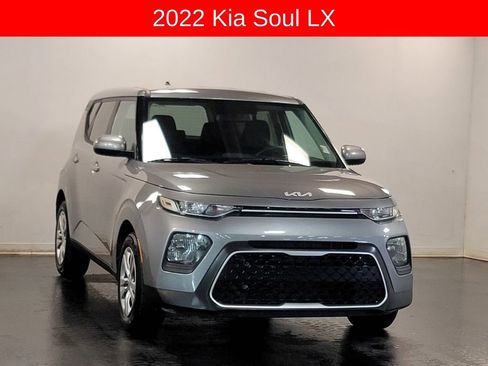 Used 2022 Kia Soul LX image 2