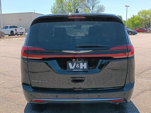 Used 2024 Chrysler Pacifica Touring-L FWD image 25