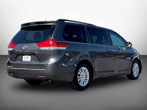 Used 2012 Toyota Sienna XLE w/ Premium Pkg FWD image 6