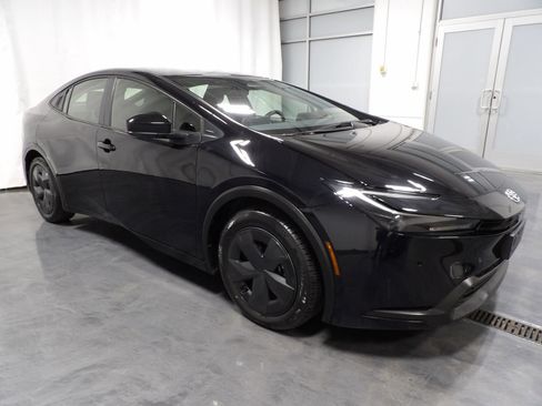 Used 2025 Toyota Prius LE FWD image 2
