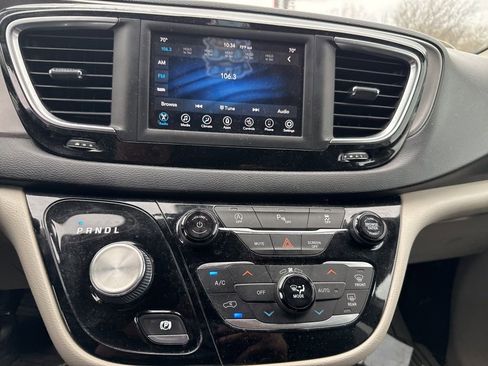 Used 2020 Chrysler Pacifica Touring-L image 25