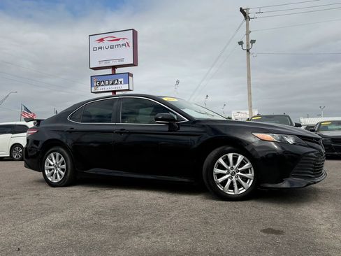Used 2018 Toyota Camry LE w/ Convenience Package FWD image 2