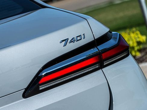 Used 2025 BMW 740i image 3