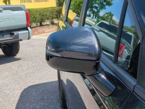 Used 2025 Kia Carnival FWD image 12