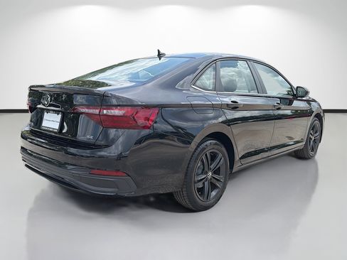 Used 2024 Volkswagen Jetta SE w/ Panoramic Sunroof Package FWD image 3