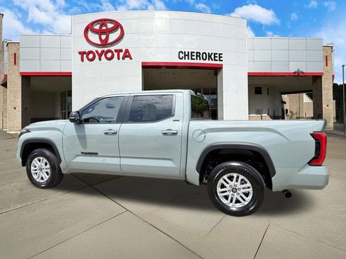 Used 2025 Toyota Tundra SR5 w/ SR5 Premium Package AWD/4WD image 8