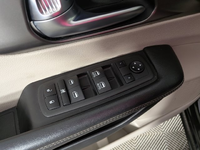 Used 2023 Chrysler Pacifica Touring-L FWD image 13