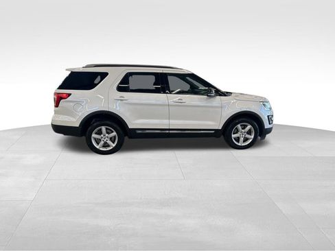 Used 2017 Ford Explorer XLT w/ Equipment Group 202A AWD/4WD image 33
