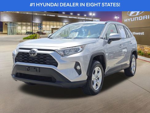 Used 2020 Toyota RAV4 XLE FWD image 2